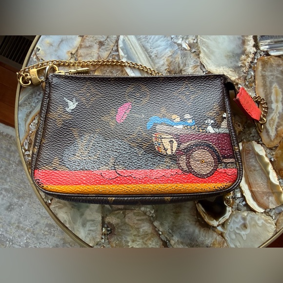 AUTHENTIC LOUIS VUITTON Monogram Evasion Illustré Mini Pochette Accessoires - Picture 4 of 12